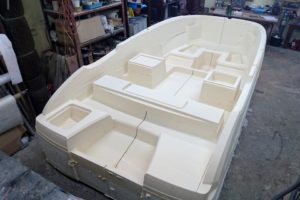 Budowa formy pokładku łodzi motorowej